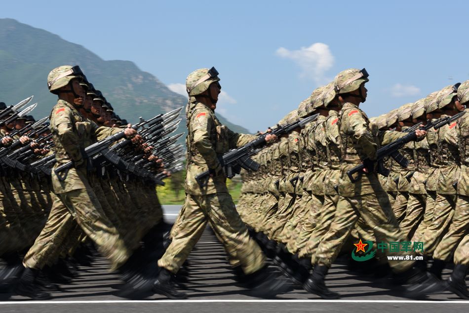 走進(jìn)閱兵村：看看軍人到底啥樣子