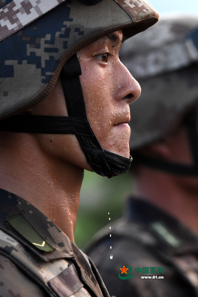 走進(jìn)閱兵村：看看軍人到底啥樣子
