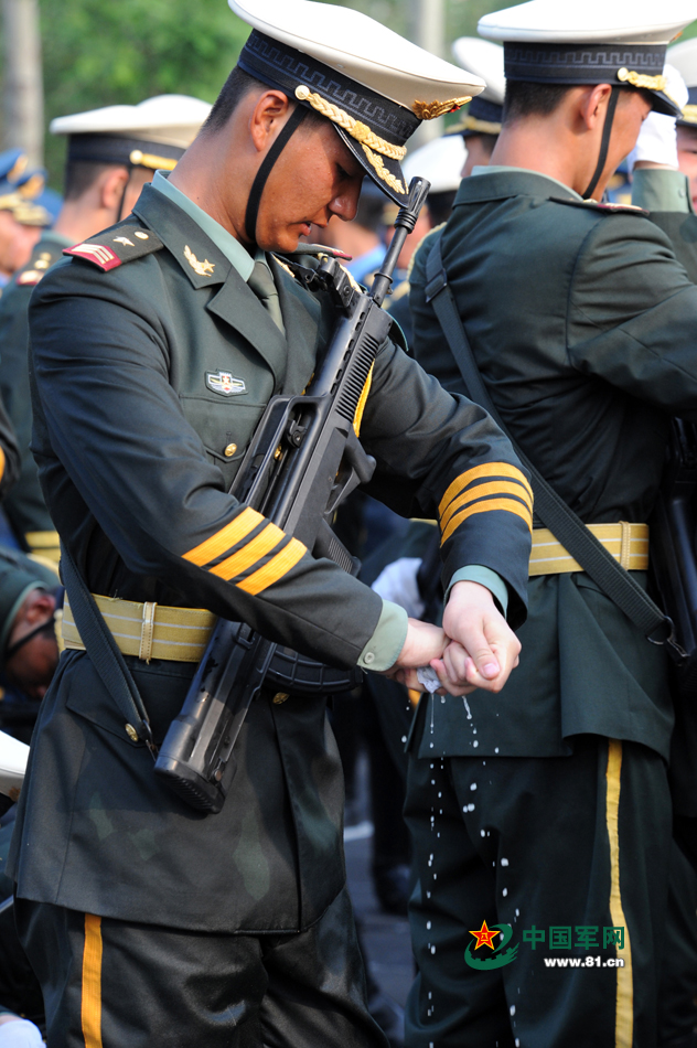 走進(jìn)閱兵村：看看軍人到底啥樣子