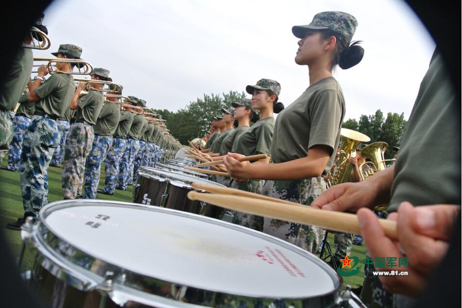 閱兵聯(lián)合軍樂(lè)團(tuán)與合唱團(tuán)合練 女隊(duì)員亮眼