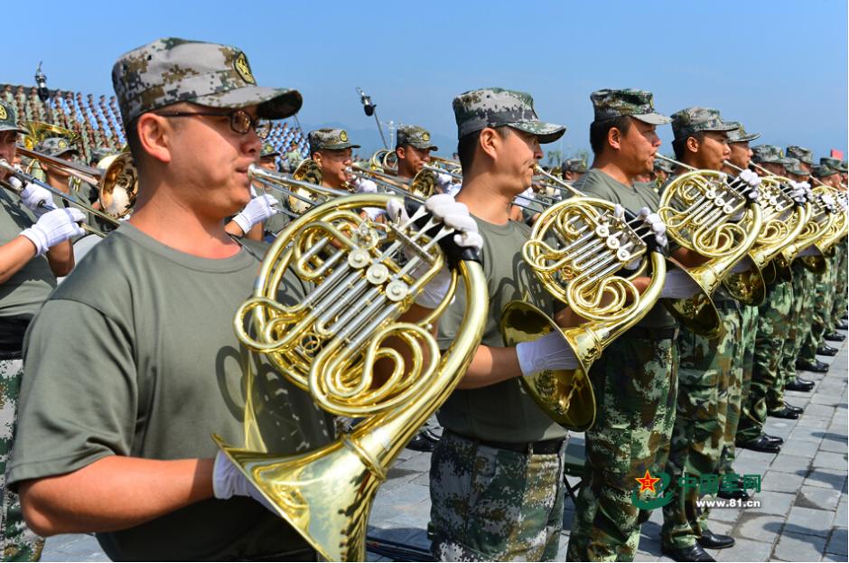閱兵聯(lián)合軍樂(lè)團(tuán)與合唱團(tuán)合練 女隊(duì)員亮眼