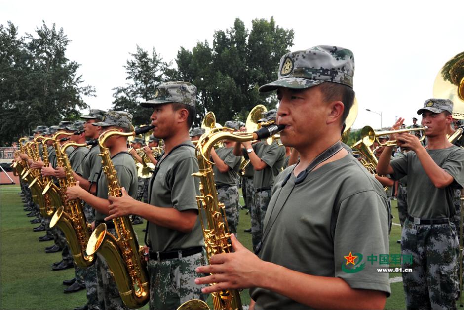 閱兵聯(lián)合軍樂(lè)團(tuán)與合唱團(tuán)合練 女隊(duì)員亮眼