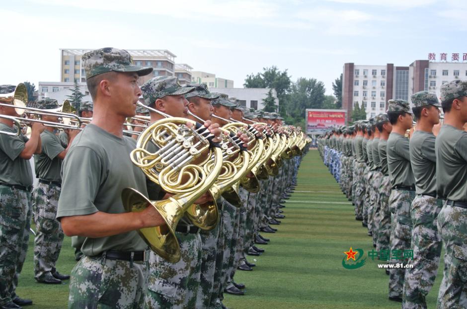 閱兵聯(lián)合軍樂(lè)團(tuán)與合唱團(tuán)合練 女隊(duì)員亮眼
