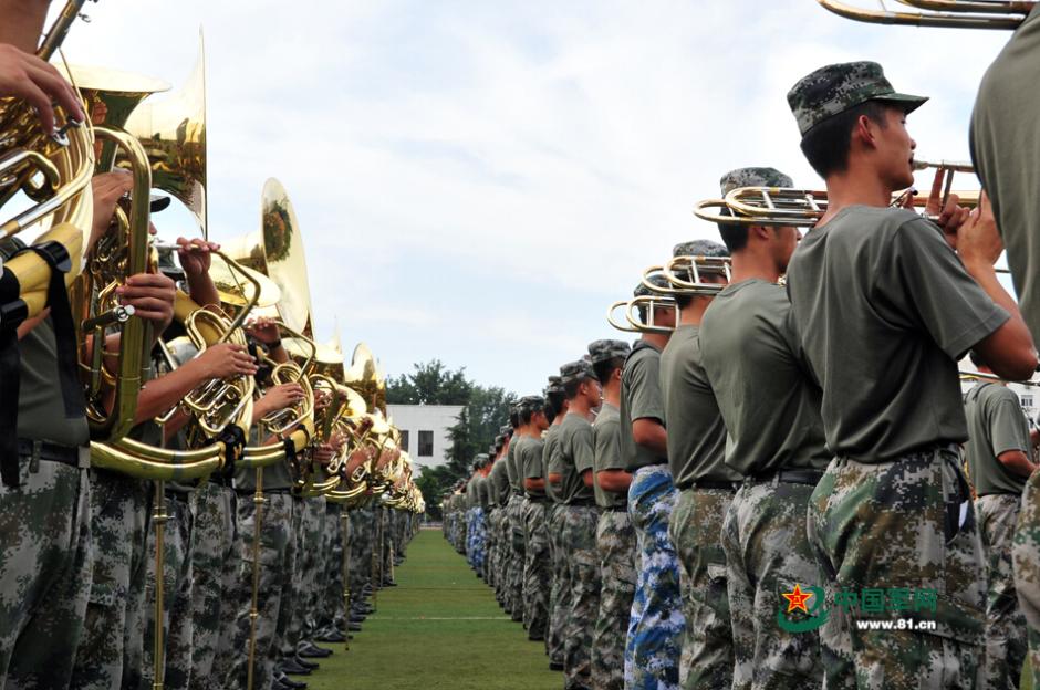 閱兵聯(lián)合軍樂(lè)團(tuán)與合唱團(tuán)合練 女隊(duì)員亮眼