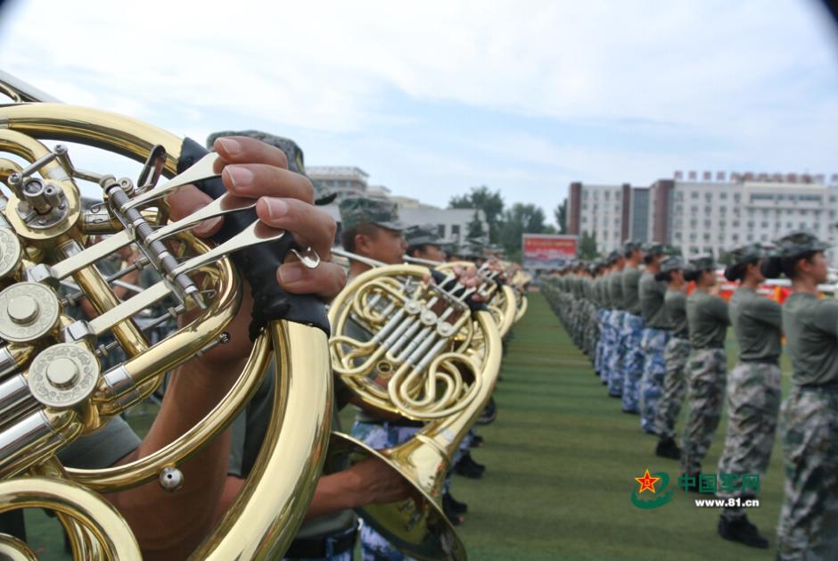 閱兵聯(lián)合軍樂(lè)團(tuán)與合唱團(tuán)合練 女隊(duì)員亮眼