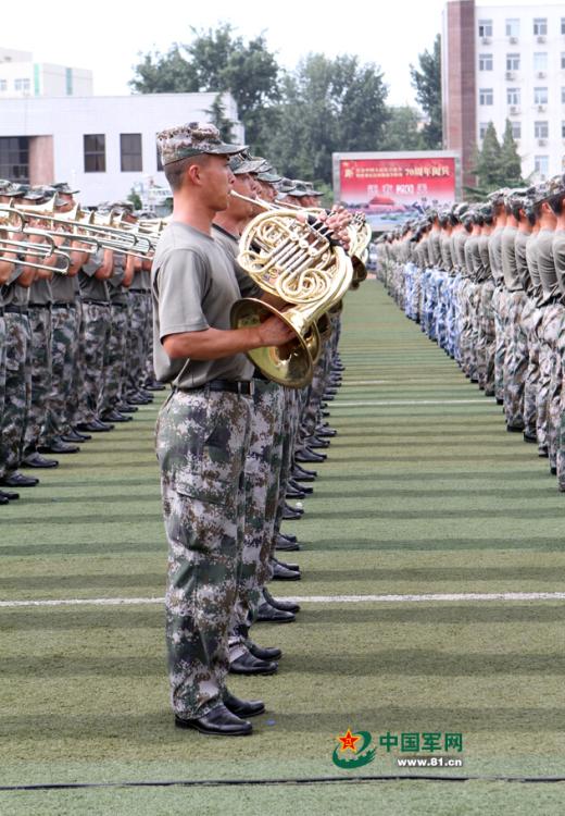 閱兵聯(lián)合軍樂(lè)團(tuán)與合唱團(tuán)合練 女隊(duì)員亮眼