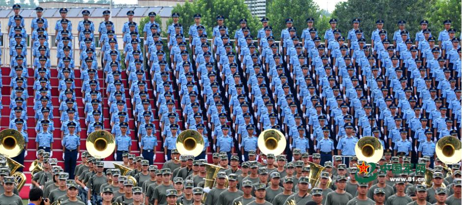 閱兵聯(lián)合軍樂(lè)團(tuán)與合唱團(tuán)合練 女隊(duì)員亮眼