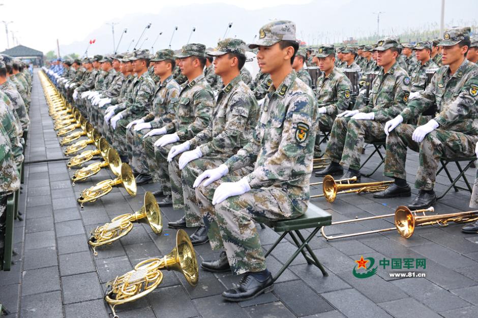 閱兵聯(lián)合軍樂(lè)團(tuán)與合唱團(tuán)合練 女隊(duì)員亮眼