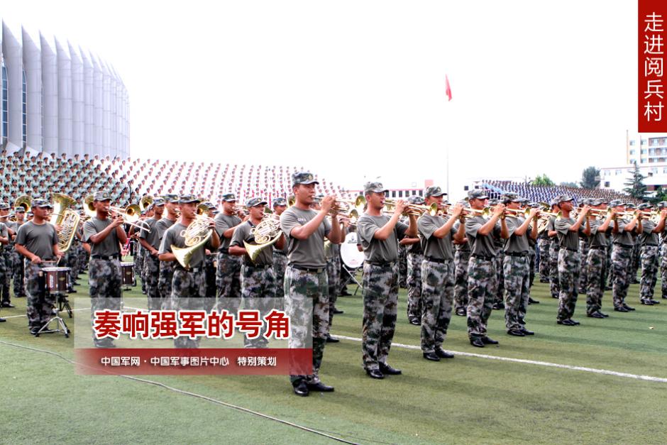 閱兵聯(lián)合軍樂(lè)團(tuán)與合唱團(tuán)合練 女隊(duì)員亮眼