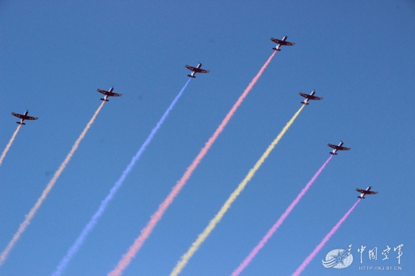 閱兵空中梯隊難度遠超以往 數(shù)十將校任領(lǐng)頭雁