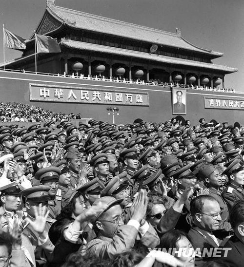 1958年國慶閱兵 民兵方隊(duì)規(guī)?？涨?組圖)