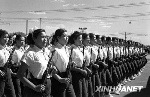 1958年國慶閱兵 民兵方隊規(guī)?？涨?組圖)