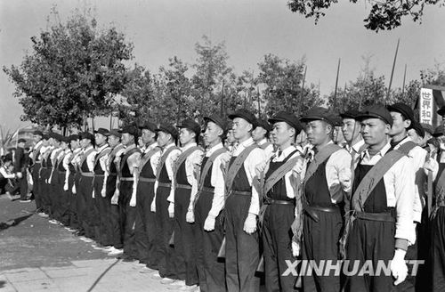 1958年國慶閱兵 民兵方隊(duì)規(guī)?？涨?組圖)
