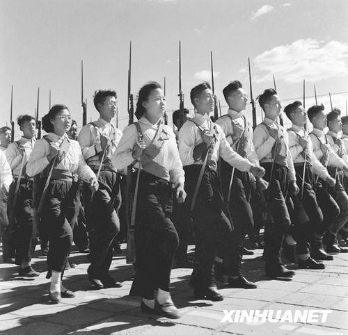 1958年國慶閱兵 民兵方隊(duì)規(guī)?？涨?組圖)