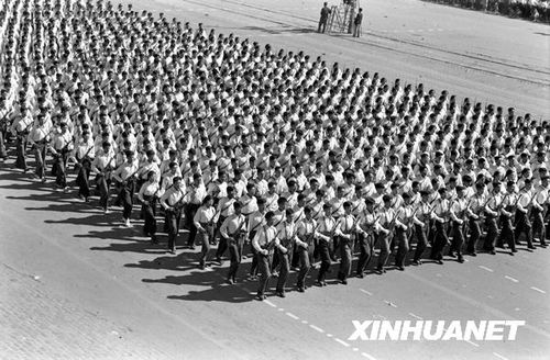 1958年國慶閱兵 民兵方隊(duì)規(guī)?？涨?組圖)