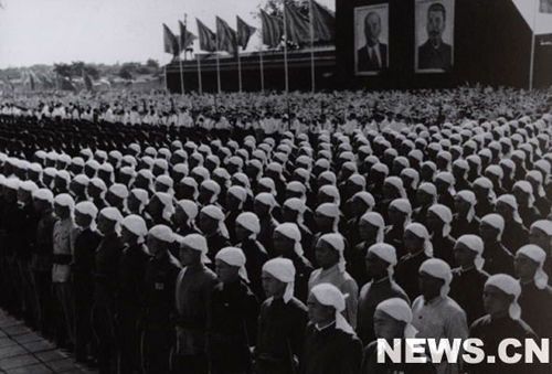 1958年國慶閱兵 民兵方隊(duì)規(guī)?？涨?組圖)