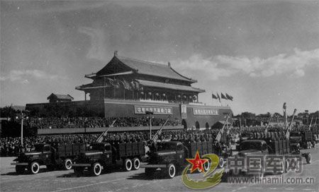 1958年國慶閱兵 民兵方隊(duì)規(guī)?？涨?組圖)