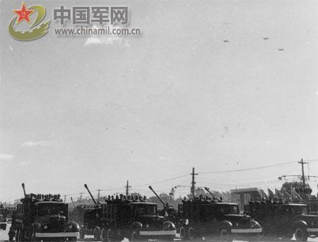 1958年國慶閱兵 民兵方隊(duì)規(guī)?？涨?組圖)