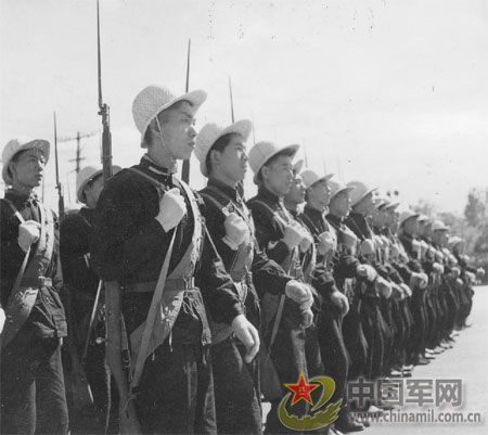 1958年國慶閱兵 民兵方隊(duì)規(guī)?？涨?組圖)