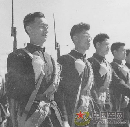 1958年國慶閱兵 民兵方隊(duì)規(guī)?？涨?組圖)