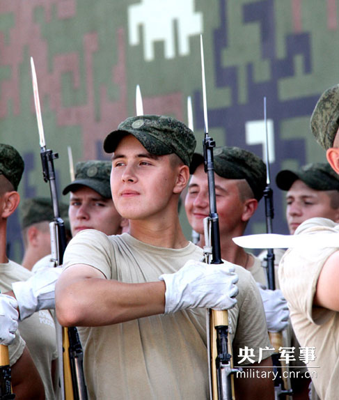 走進(jìn)抗戰(zhàn)閱兵外軍方隊(duì)營地 拍遍17國外軍訓(xùn)練