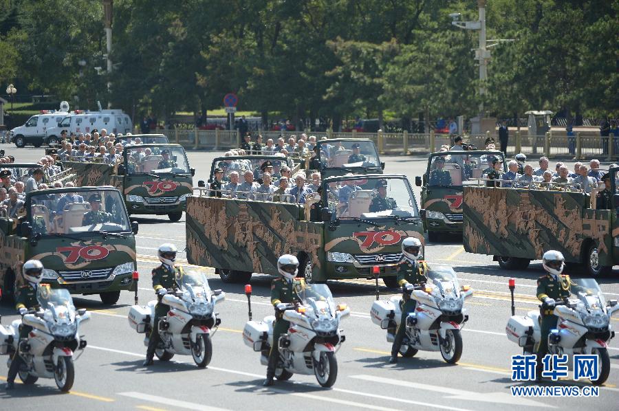 高清：抗戰(zhàn)老兵乘車方隊(duì)通過天安門廣場(chǎng)