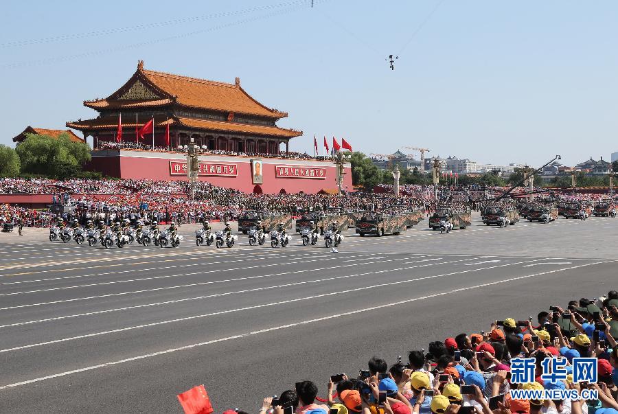 高清：抗戰(zhàn)老兵乘車方隊(duì)通過天安門廣場