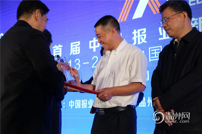 中國報(bào)業(yè)協(xié)會(huì)副會(huì)長(zhǎng)許衍剛為首屆大會(huì)開場(chǎng)