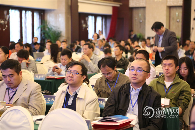 中國報(bào)業(yè)協(xié)會(huì)副會(huì)長(zhǎng)許衍剛為首屆大會(huì)開場(chǎng)
