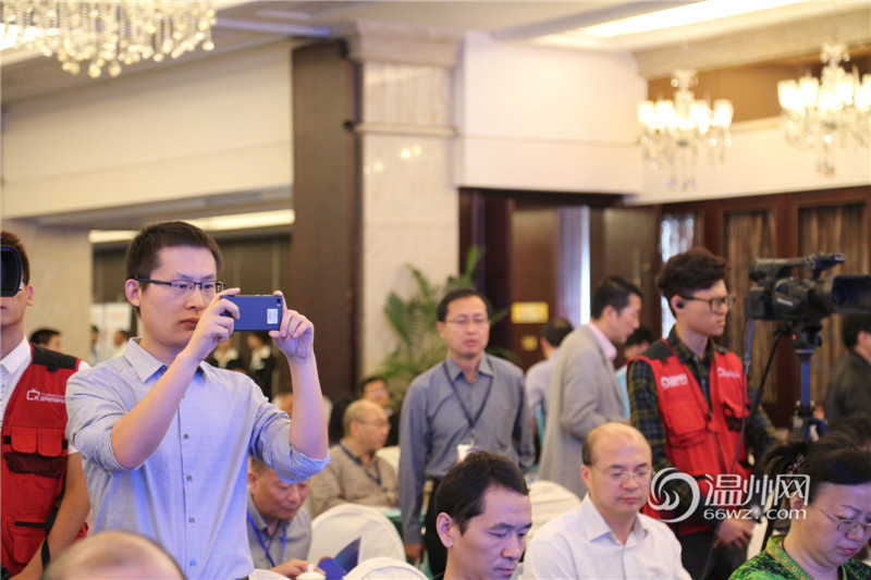中國報(bào)業(yè)協(xié)會(huì)副會(huì)長(zhǎng)許衍剛為首屆大會(huì)開場(chǎng)