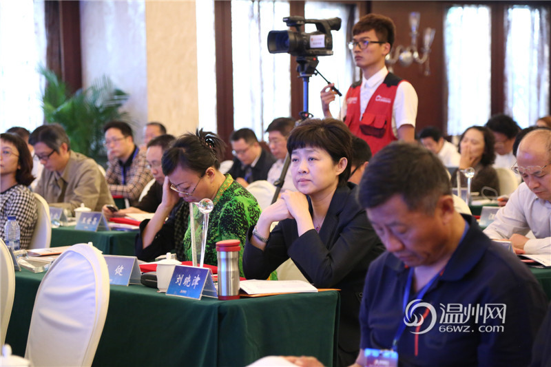 中國報(bào)業(yè)協(xié)會(huì)副會(huì)長(zhǎng)許衍剛為首屆大會(huì)開場(chǎng)