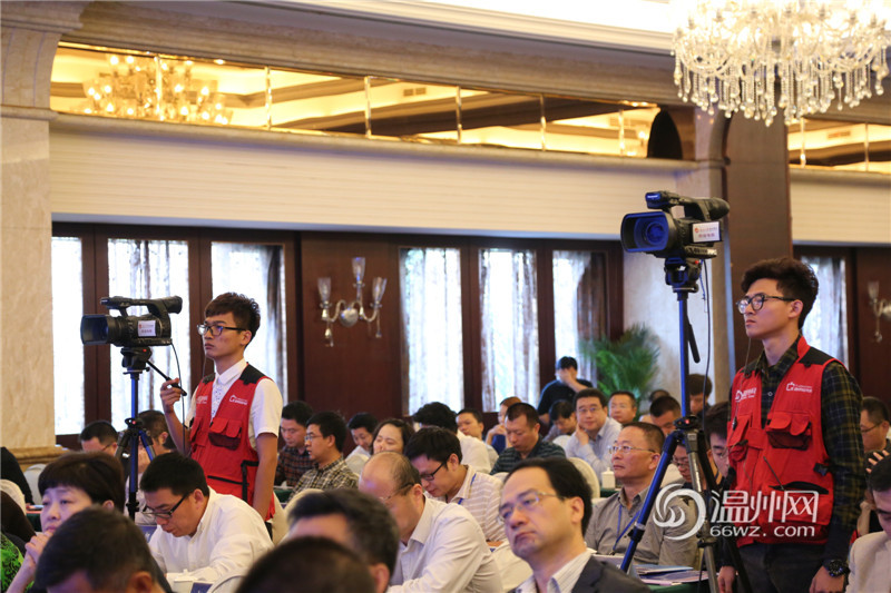 中國報(bào)業(yè)協(xié)會(huì)副會(huì)長(zhǎng)許衍剛為首屆大會(huì)開場(chǎng)