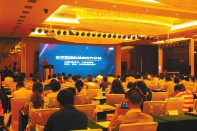會(huì)議現(xiàn)場(chǎng)，200余參會(huì)嘉賓細(xì)心聽(tīng)取華西i戰(zhàn)略介紹。