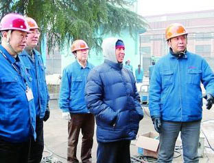 楊奎烈（右二）在除夕仍堅持工作。