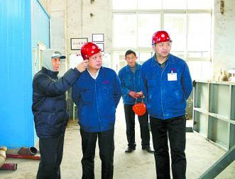 楊奎烈（左一）去世前38天來到制氧機安裝現場。