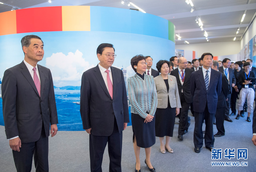 6月26日，中共中央政治局常委、全國(guó)人大常委會(huì)委員長(zhǎng)張德江在國(guó)家博物館參觀香港回歸祖國(guó)20周年成就展。新華社記者 李學(xué)仁 攝