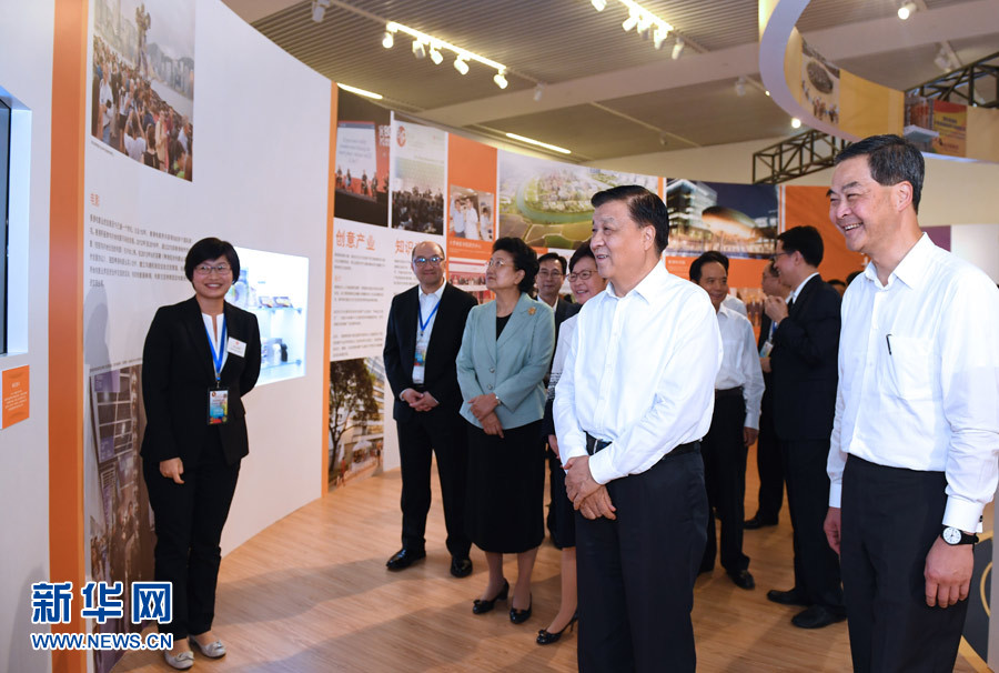 6月26日，中共中央政治局常委、中央書記處書記劉云山在國(guó)家博物館參觀香港回歸祖國(guó)20周年成就展。新華社記者 饒愛民 攝