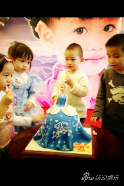 鐘麗緹女兒(左二)過生日，同學慶生