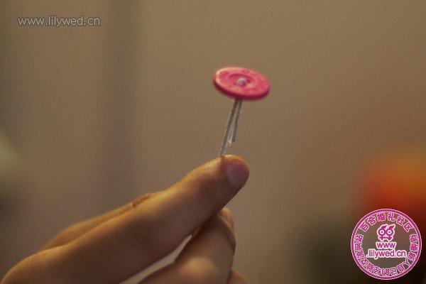 布藝穿好的紐扣細(xì)節(jié)圖，所有的紐扣都這樣制作