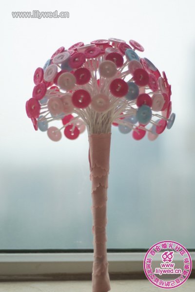 選一款最美花布包裹在手捧花上，手工紐扣手捧花就完成了